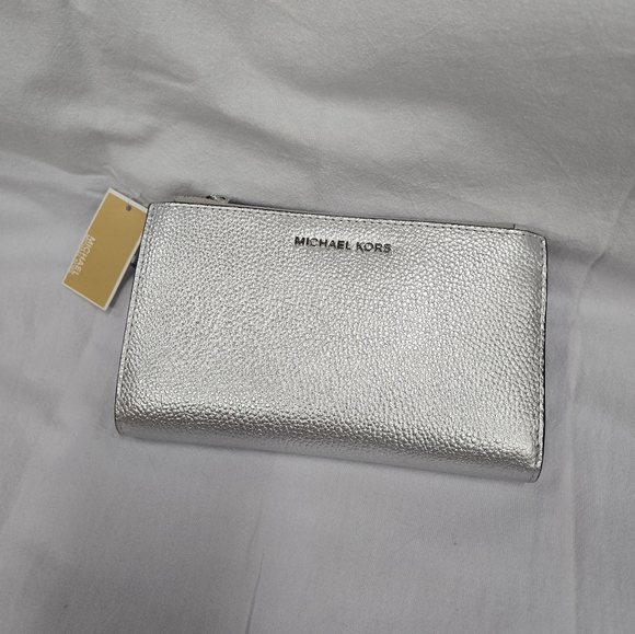 NEW Michael Kors Wallet Wristlet silver color - Picture 3 of 11